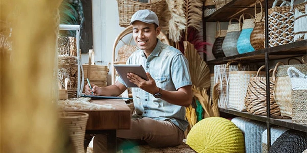 Empresária analisando relatórios