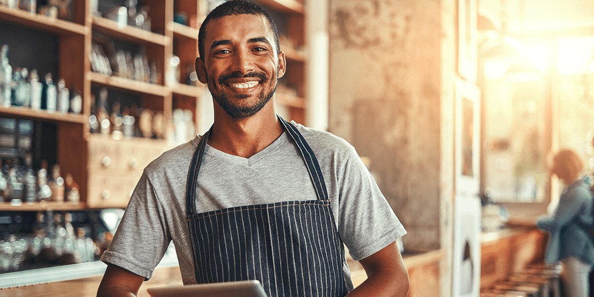 Empresária atendendo cliente pelo celular